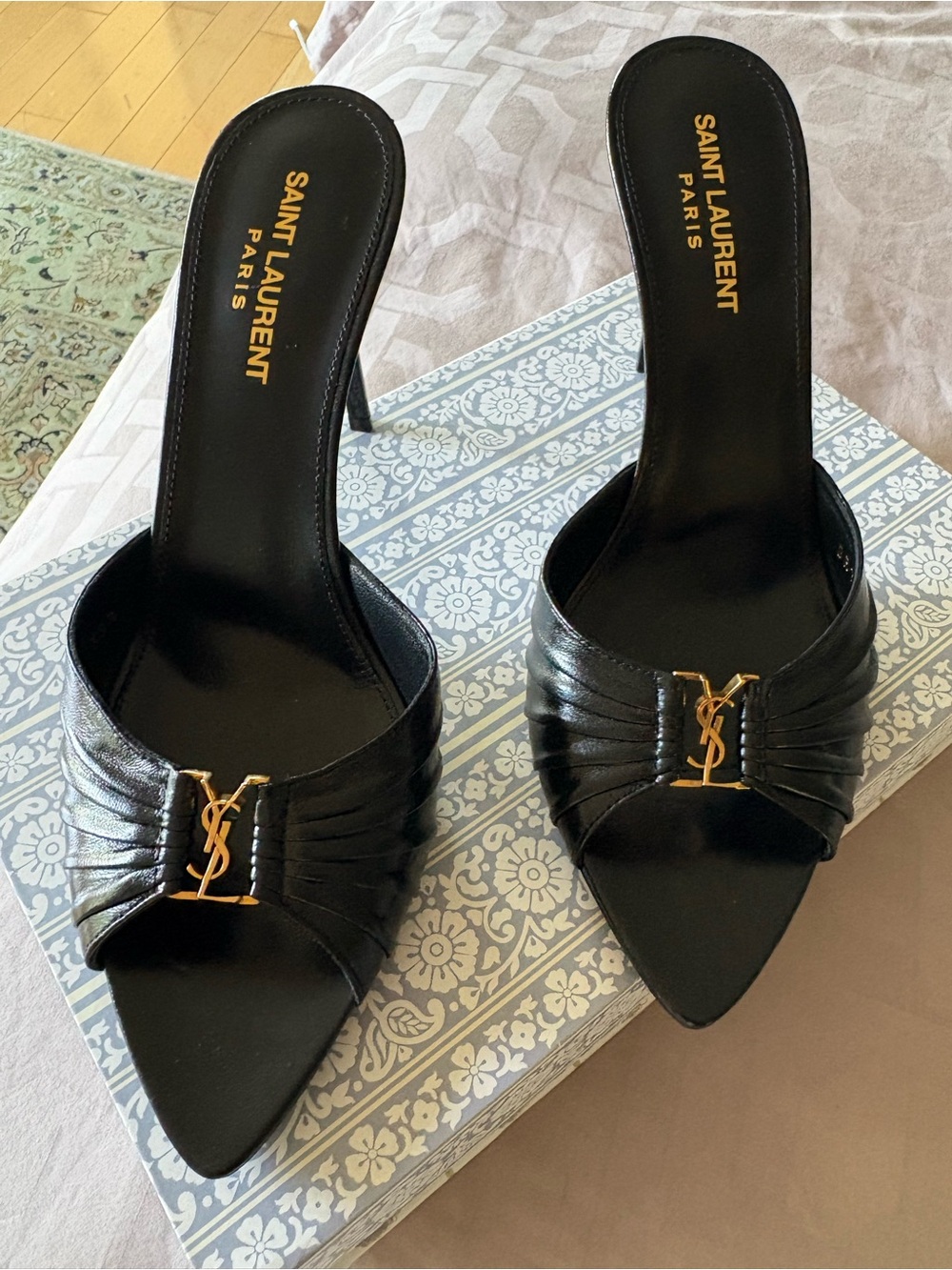 Saint Laurent Babylone Mules in Smooth Leather Pointed Toe Heels Black EU 39.5